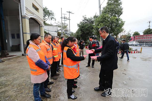 慰问组对一线环卫工人开展集中慰问1.jpg