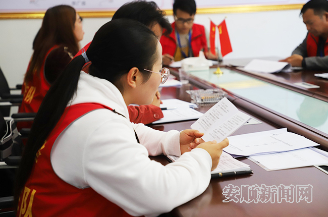 徐代惠正在领学“不忘初心、牢记使命”主题教育应知应会100问