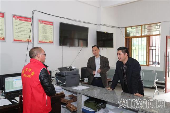 在四大寨乡嗮瓦村村委与脱贫攻工作人员亲切交谈.jpg