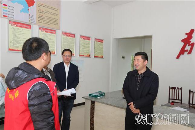 在四大寨乡嗮瓦村村委与脱贫攻工作人员亲切交谈2.jpg