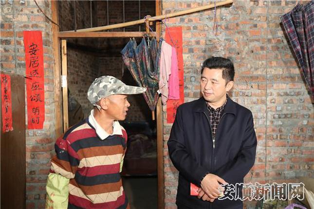 走访建档立卡贫困户.jpg