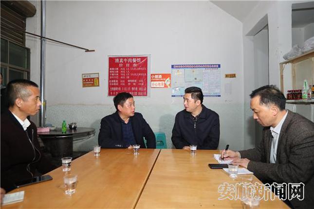 与格凸河镇相关工作人员座谈.jpg