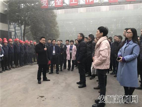 观摩华兴玻璃厂就业扶贫基地3.jpg 观摩华兴玻璃厂就业扶贫基地3.jpg