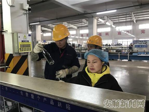 观摩华兴玻璃厂就业扶贫基地2.jpg 观摩华兴玻璃厂就业扶贫基地2.jpg