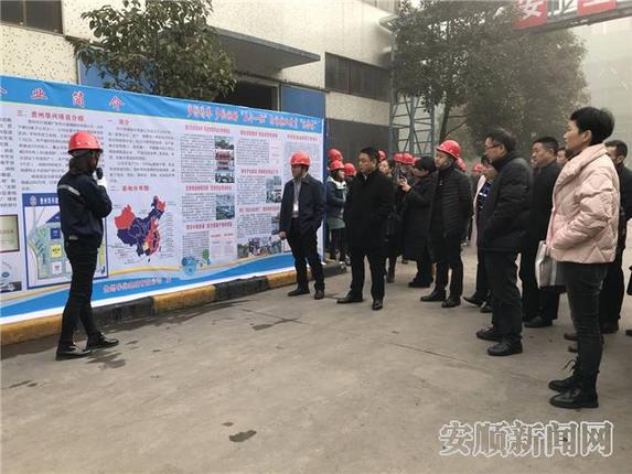 观摩华兴玻璃厂就业扶贫基地5.jpg 观摩华兴玻璃厂就业扶贫基地5.jpg