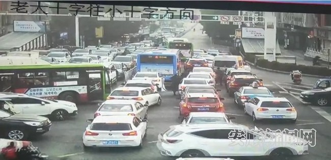 造成该路段大面积拥堵