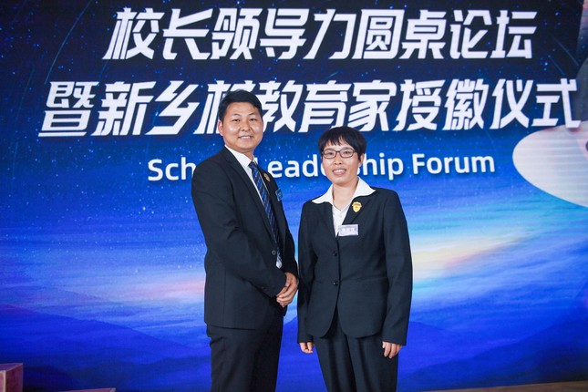 贵州2名获奖教师.JPG