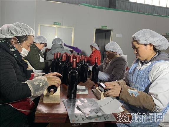 工人们正在包装金刺梨酒1.jpg