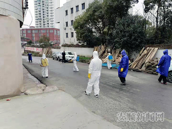 平坝区鼓楼街道对路面喷洒消毒水