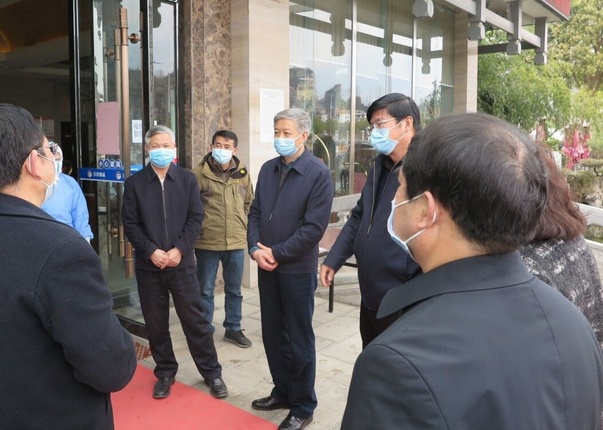 在镇宁疫情防控集中隔离观察点万祥酒店了解人员隔离情况.jpg