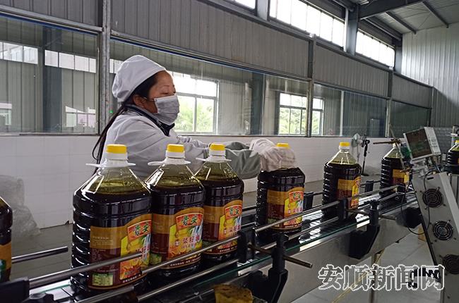 贵州安顺油脂（集团）股份有限公司生产车间里工人正在包装.jpg