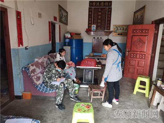 张衡进入农户家排查登记.jpg