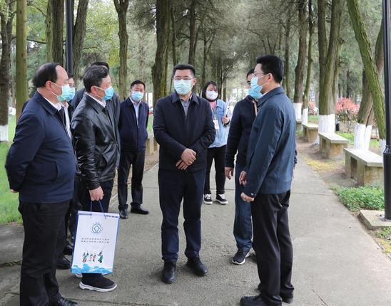 调研市委市政府大院.jpg