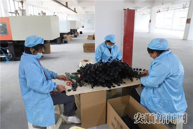 注塑车间内，工人正在作业.jpg