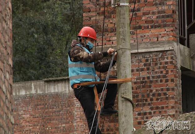 安顺移动工作人员正在铺设网线.jpg