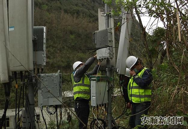 工作人员正在搭建通信基站.jpg