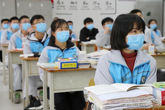 安顺市第一高级中学高三年级学生专心听课.jpg