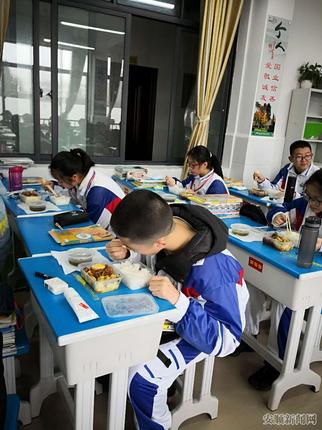 安顺实验学校初三年级学生中午在教室就餐.jpg