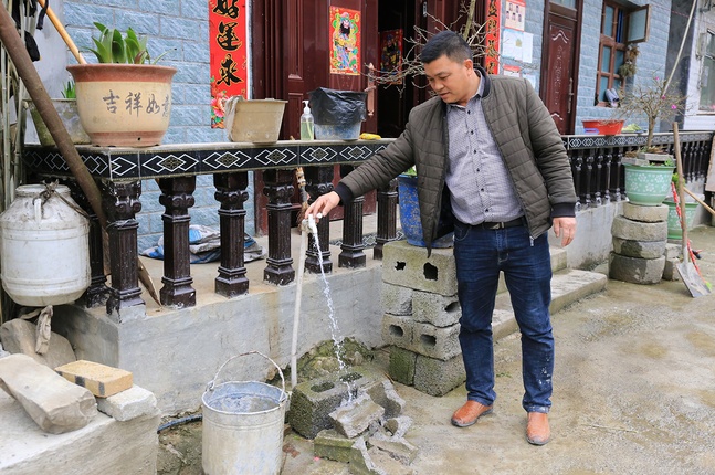 金龙村基础设施不断完善，自来水通到村民家门口.jpg