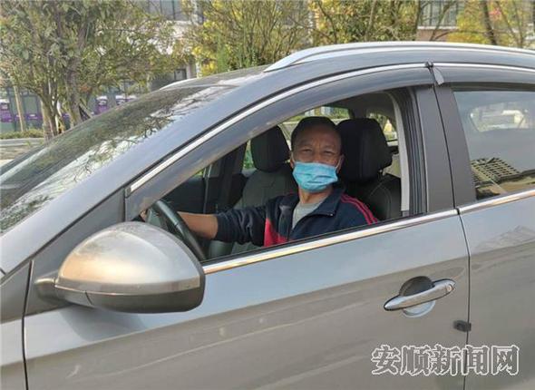 工作中的退役老兵胡和平.jpg