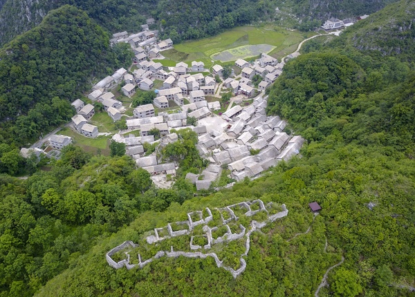 6月5日航拍的贵州省镇宁县千年布依古寨高荡后山上的民居遗迹营盘（资料图 来源：安顺日报社）.jpg