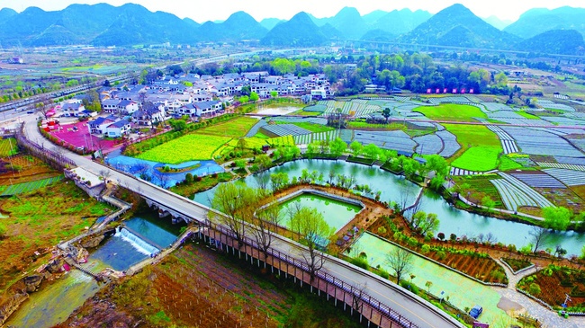 安顺干线公路推动沿线新农村建设，图为贵烟线平坝区路段－卢迪.jpg