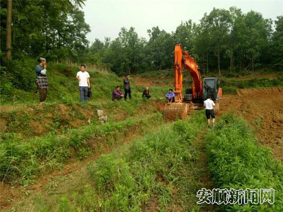 雷兴发带领村民修路.jpg