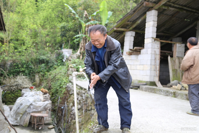 近年来，紫云自治县不断提升饮水安全工程。图为大营镇大营村鼠场坡组村民韦堂国打开房前水龙头洗手。