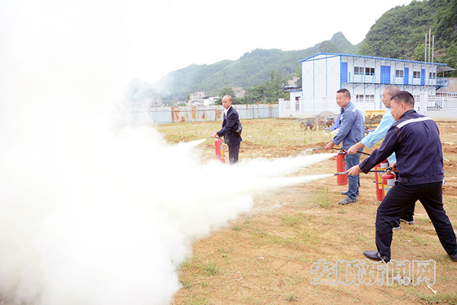 紫云供电局在露天场所组织模拟灭火演练，让参培人员掌握火灾发生时正确选择灭火器材的知识，灭火器使用的步骤。