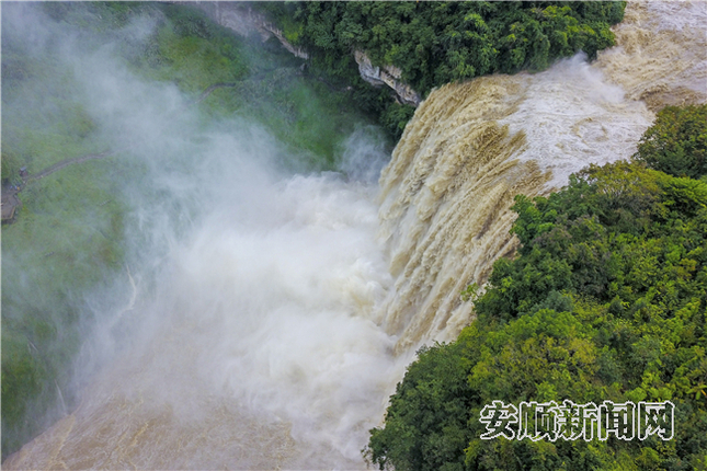 9月26日，航拍贵州安顺黄果树瀑布（无人机拍摄）。1当日，黄果树瀑布迎来2018年入秋以来最大洪峰，流量达到376立方米每秒。 （古尚台  记者 卢维 摄）