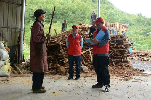 紫云供电局猴场供电所党员服务队在鸿辉解木厂了解生产经营状况。