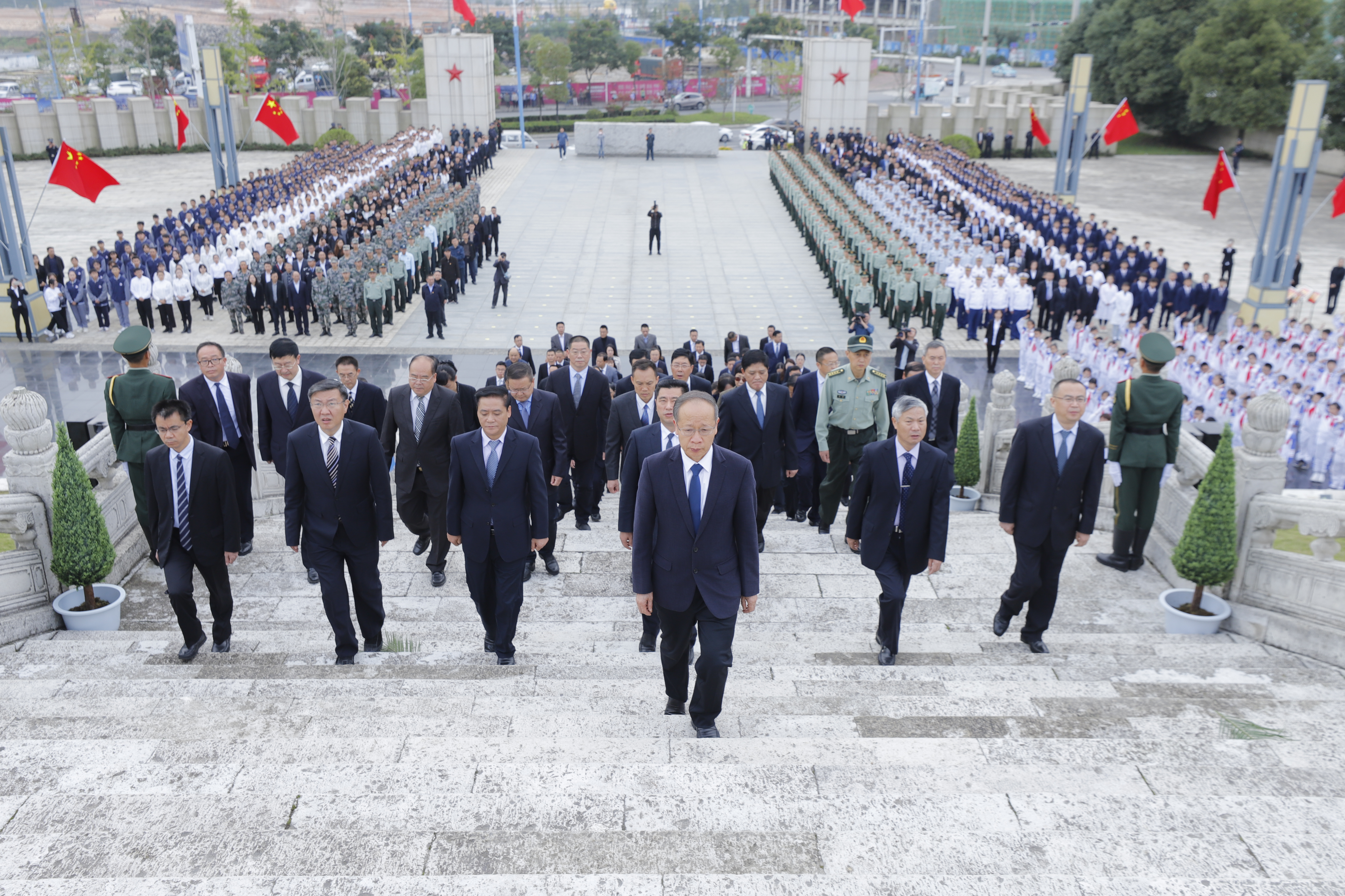 　　今天是我国第七个“烈士纪念日”。为缅怀革命先烈、弘扬爱国主义精神，上午9时30分，我市各族各界代表怀着无比崇敬的心情，在王若飞烈士陵园举行烈士公祭活动。市委书记陈训华，市委副书记、市长宋晓路，市人大常委会主任赵贡桥，市政协主席杨华昌，市委副书记吴刚平，市委常委，市人大、市政府、市政协领导班子成员出席公祭活动。公祭活动由市委常委、西秀区委书记郭伟谊主持。