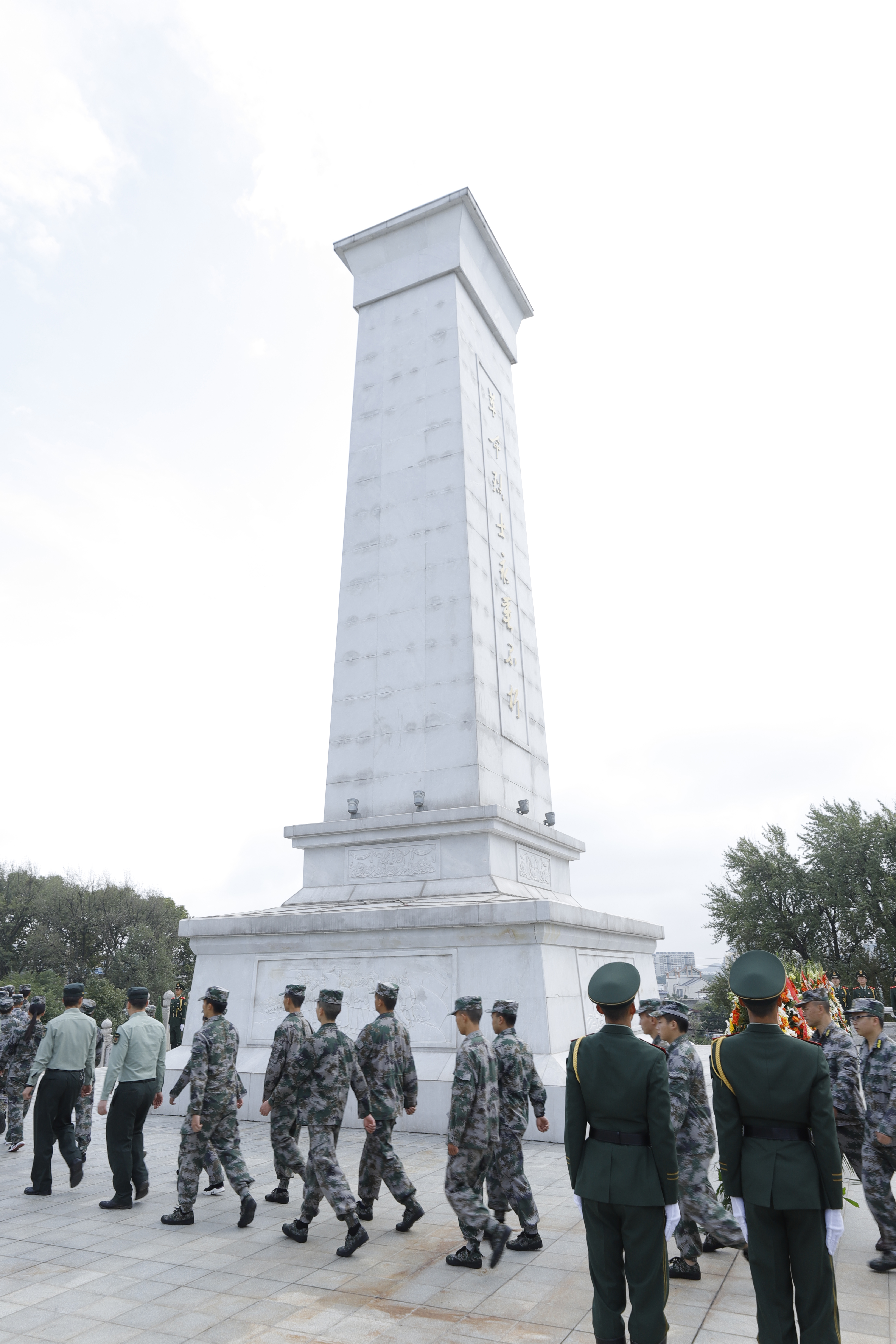 　　今天是我国第七个“烈士纪念日”。为缅怀革命先烈、弘扬爱国主义精神，上午9时30分，我市各族各界代表怀着无比崇敬的心情，在王若飞烈士陵园举行烈士公祭活动。市委书记陈训华，市委副书记、市长宋晓路，市人大常委会主任赵贡桥，市政协主席杨华昌，市委副书记吴刚平，市委常委，市人大、市政府、市政协领导班子成员出席公祭活动。公祭活动由市委常委、西秀区委书记郭伟谊主持。