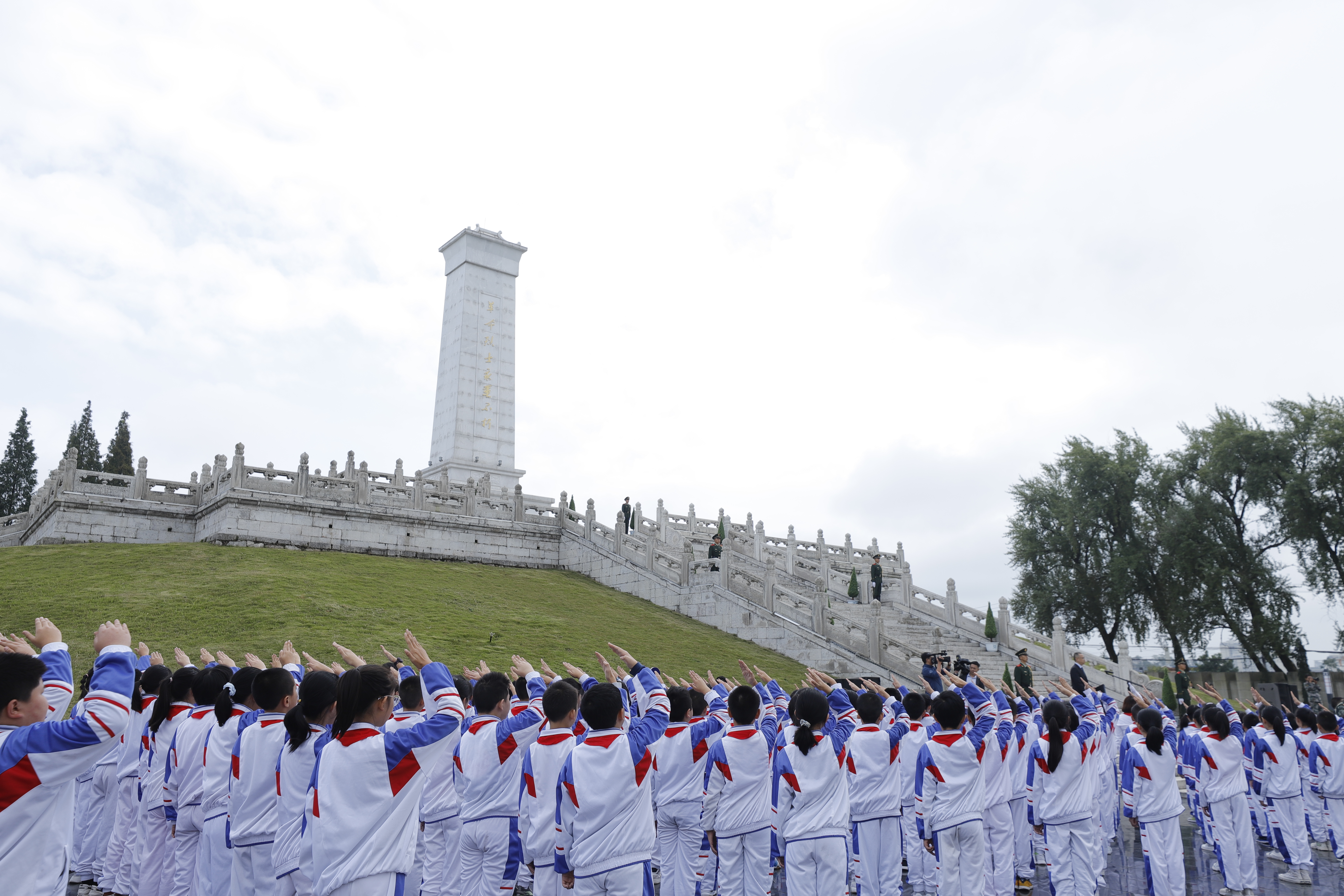 　　今天是我国第七个“烈士纪念日”。为缅怀革命先烈、弘扬爱国主义精神，上午9时30分，我市各族各界代表怀着无比崇敬的心情，在王若飞烈士陵园举行烈士公祭活动。市委书记陈训华，市委副书记、市长宋晓路，市人大常委会主任赵贡桥，市政协主席杨华昌，市委副书记吴刚平，市委常委，市人大、市政府、市政协领导班子成员出席公祭活动。公祭活动由市委常委、西秀区委书记郭伟谊主持。