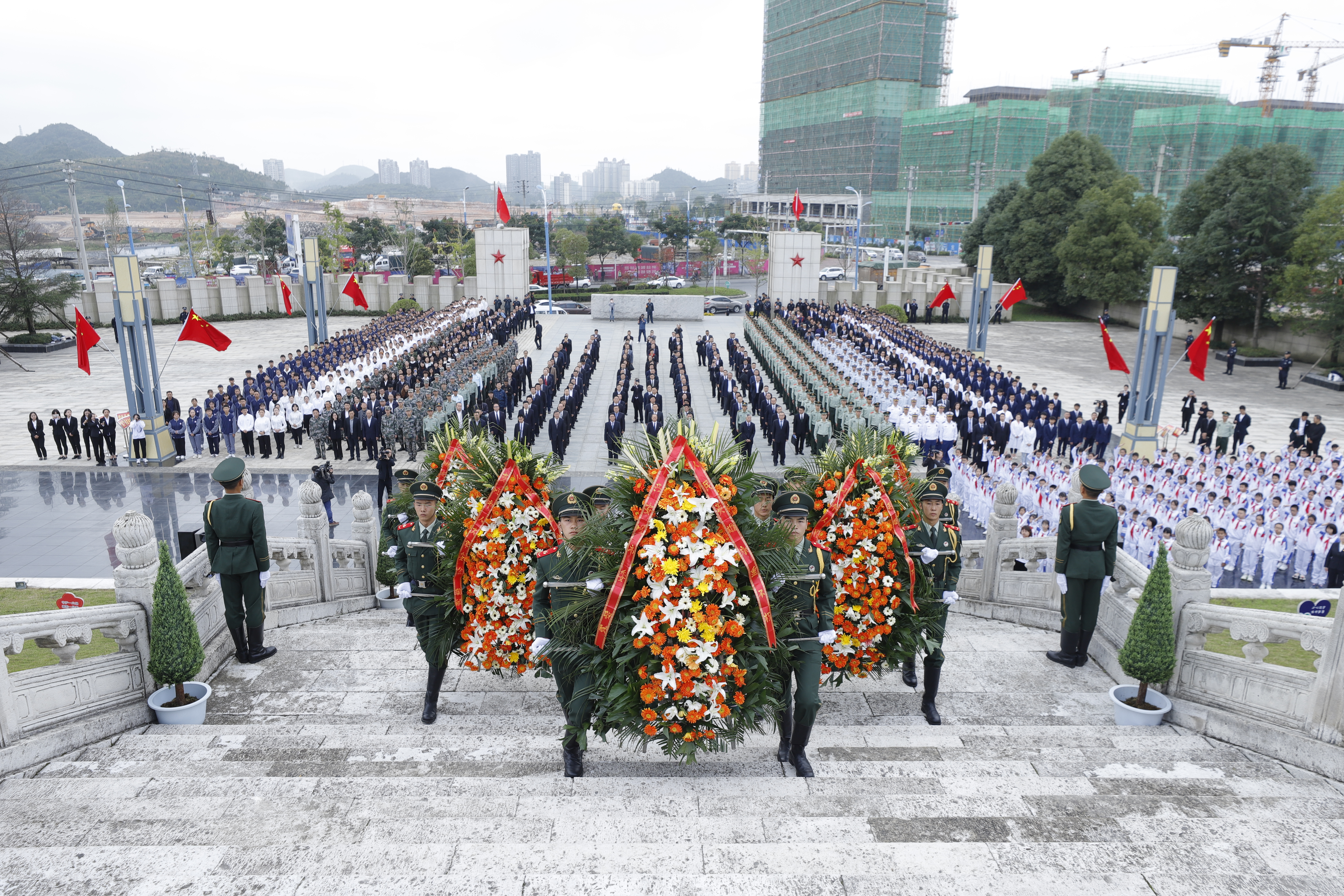 　　今天是我国第七个“烈士纪念日”。为缅怀革命先烈、弘扬爱国主义精神，上午9时30分，我市各族各界代表怀着无比崇敬的心情，在王若飞烈士陵园举行烈士公祭活动。市委书记陈训华，市委副书记、市长宋晓路，市人大常委会主任赵贡桥，市政协主席杨华昌，市委副书记吴刚平，市委常委，市人大、市政府、市政协领导班子成员出席公祭活动。公祭活动由市委常委、西秀区委书记郭伟谊主持。