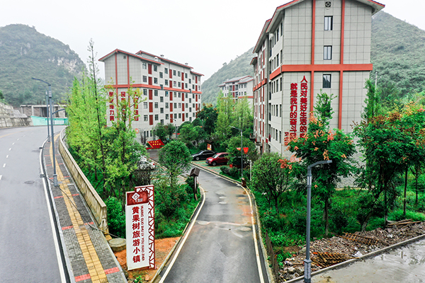 　　在安顺，部分山区群众生存环境恶劣，靠山难吃山，山上都是生态林，不能砍伐，换不成钱。山货运不出，产业起不来。山路崎岖遥远，山里的孩子上学难。更愁的是看病难，小病拖，大病扛。重重大山像一道道屏障，贫困赶不走，小康进不来。一方山水养不起一方人。搬出大山，筑梦小康路，这是许多山里人的夙愿。树挪死，人挪活，搬出深山天地宽。从2016年开始，一场波澜壮阔的易地扶贫搬迁攻坚战在安顺打响。据来自安顺市生态移民局数据统计，安顺市“十三五”期间易地扶贫搬迁规划建设84个安置点，计划搬迁82020人(其中，建档立卡贫困人口75181人)，截至2019年6月底，全市所有项目全面竣工均达到搬迁入户条件，搬迁入住82103人(其中，建档立卡贫困人口76413人)，全面完成安置点建设及搬迁入住任务。（安顺日报社大数据智慧全媒体记者 伍水清  图片由安顺市青年摄影家协会提供）