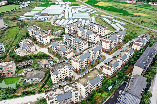 　　在安顺，部分山区群众生存环境恶劣，靠山难吃山，山上都是生态林，不能砍伐，换不成钱。山货运不出，产业起不来。山路崎岖遥远，山里的孩子上学难。更愁的是看病难，小病拖，大病扛。重重大山像一道道屏障，贫困赶不走，小康进不来。一方山水养不起一方人。搬出大山，筑梦小康路，这是许多山里人的夙愿。树挪死，人挪活，搬出深山天地宽。从2016年开始，一场波澜壮阔的易地扶贫搬迁攻坚战在安顺打响。据来自安顺市生态移民局数据统计，安顺市“十三五”期间易地扶贫搬迁规划建设84个安置点，计划搬迁82020人(其中，建档立卡贫困人口75181人)，截至2019年6月底，全市所有项目全面竣工均达到搬迁入户条件，搬迁入住82103人(其中，建档立卡贫困人口76413人)，全面完成安置点建设及搬迁入住任务。（安顺日报社大数据智慧全媒体记者 伍水清  图片由安顺市青年摄影家协会提供）