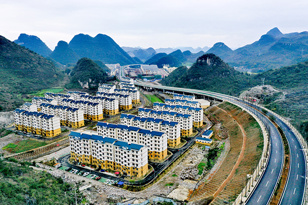 　　在安顺，部分山区群众生存环境恶劣，靠山难吃山，山上都是生态林，不能砍伐，换不成钱。山货运不出，产业起不来。山路崎岖遥远，山里的孩子上学难。更愁的是看病难，小病拖，大病扛。重重大山像一道道屏障，贫困赶不走，小康进不来。一方山水养不起一方人。搬出大山，筑梦小康路，这是许多山里人的夙愿。树挪死，人挪活，搬出深山天地宽。从2016年开始，一场波澜壮阔的易地扶贫搬迁攻坚战在安顺打响。据来自安顺市生态移民局数据统计，安顺市“十三五”期间易地扶贫搬迁规划建设84个安置点，计划搬迁82020人(其中，建档立卡贫困人口75181人)，截至2019年6月底，全市所有项目全面竣工均达到搬迁入户条件，搬迁入住82103人(其中，建档立卡贫困人口76413人)，全面完成安置点建设及搬迁入住任务。（安顺日报社大数据智慧全媒体记者 伍水清  图片由安顺市青年摄影家协会提供）