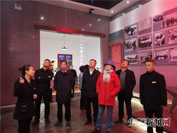 调研组在王若飞故居陈列馆