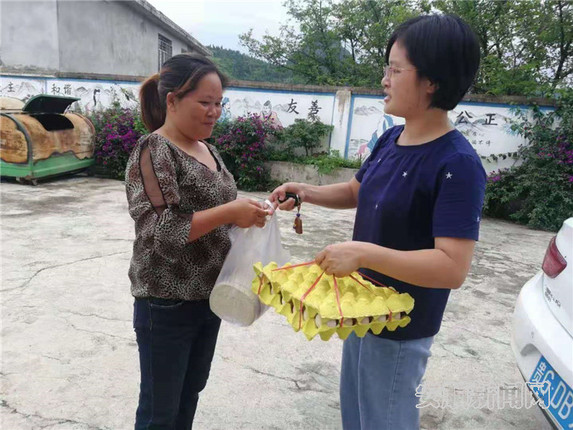 陈小艳为扶贫对象发放基本生活物资