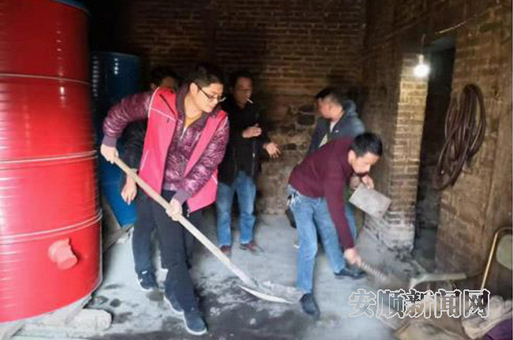 吴顺洪（左一）和战友们一起为农户清理卫生