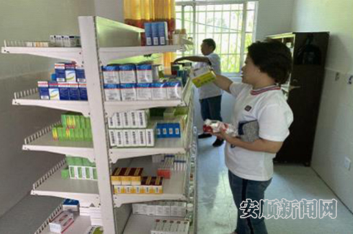 杨琨在检查村卫生室药品管理
