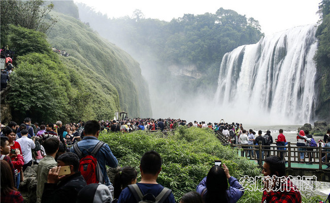 黄果树景区游人如织（黄果树旅游区供图）