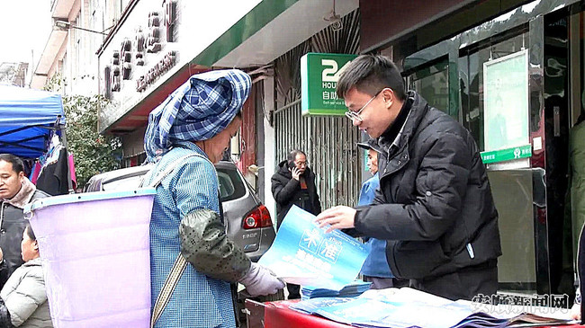 工作人员正在向群众宣传相关政策