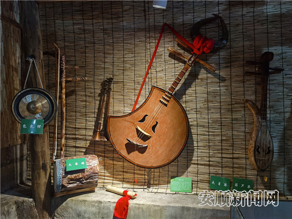 村史馆里陈列的少数民族乐器