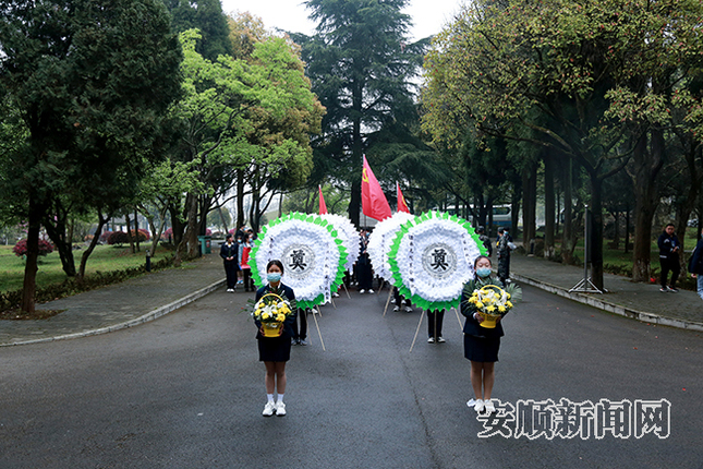 安顺机械工业学校学生祭扫烈士墓