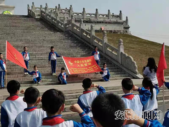 安顺六小学生祭扫烈士墓