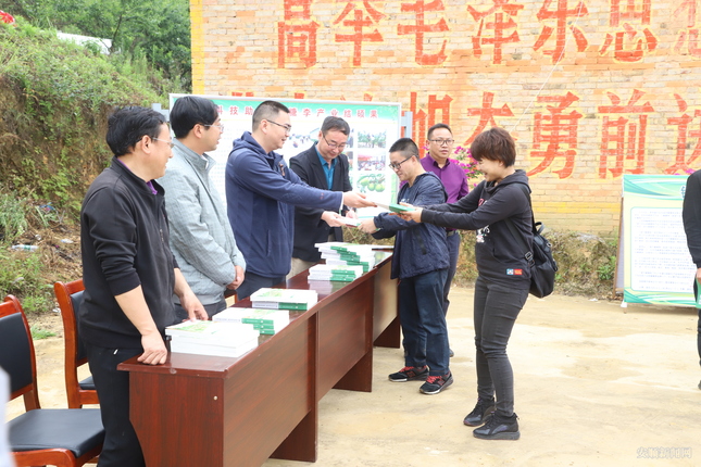 活动现场，向学员发放技术手册