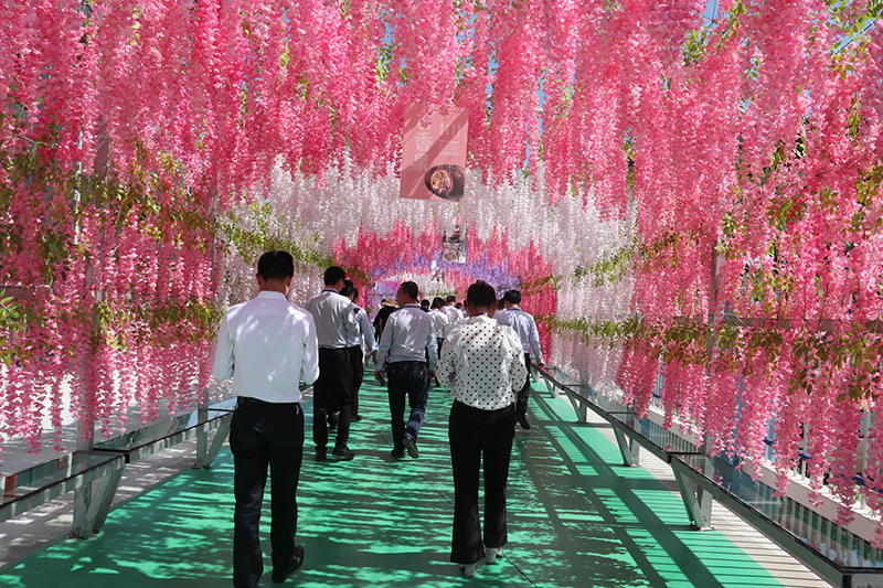 6月4日至6月5日我市召开全市农业现代化推进大会，会议采取现场观摩、召开推进大会形式进行。6月4日观摩嘉宾分为二组分别到平坝区肉牛全产业链建设项目基地、西秀区旧州镇茶岭村宜居乡村示范点、西秀区双堡镇银山村辣椒规模化种植基地、镇宁自治县良田镇520高密植补光火龙果种植基地、镇宁自治县简嘎乡百香果加工厂、紫云自治县板当镇贵州百灵生态蓝莓园、关岭自治县断桥镇坡舟村宜居乡村示范点、关岭自治县断桥镇现代渔业种业园区、黄果树盔林甲村宜居乡村示范点、镇宁自治县扁担山镇花果山农旅融合示范园区、经济开发区幺铺镇牛蹄村宜居乡村示范点、普定县大兴父母代兔养殖场、普定春归保健科技有限公司进行观摩。（安顺日报社大数据智慧全媒体记者）