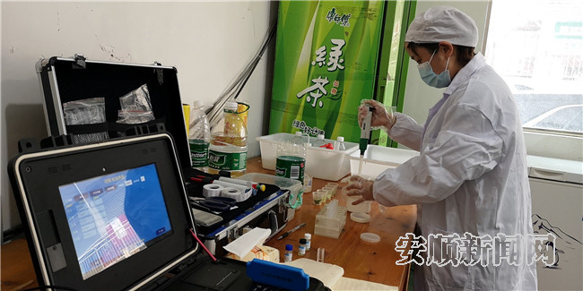 贵州天成生态农业开发有限公司数据中心主任冉净萍查看分拣情况